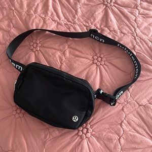 Lululemon Everywhere belt bag